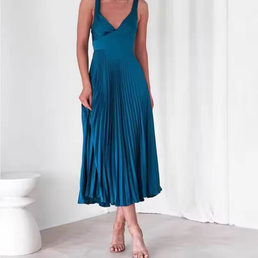 Elegant Teal Pleated Midi Dress